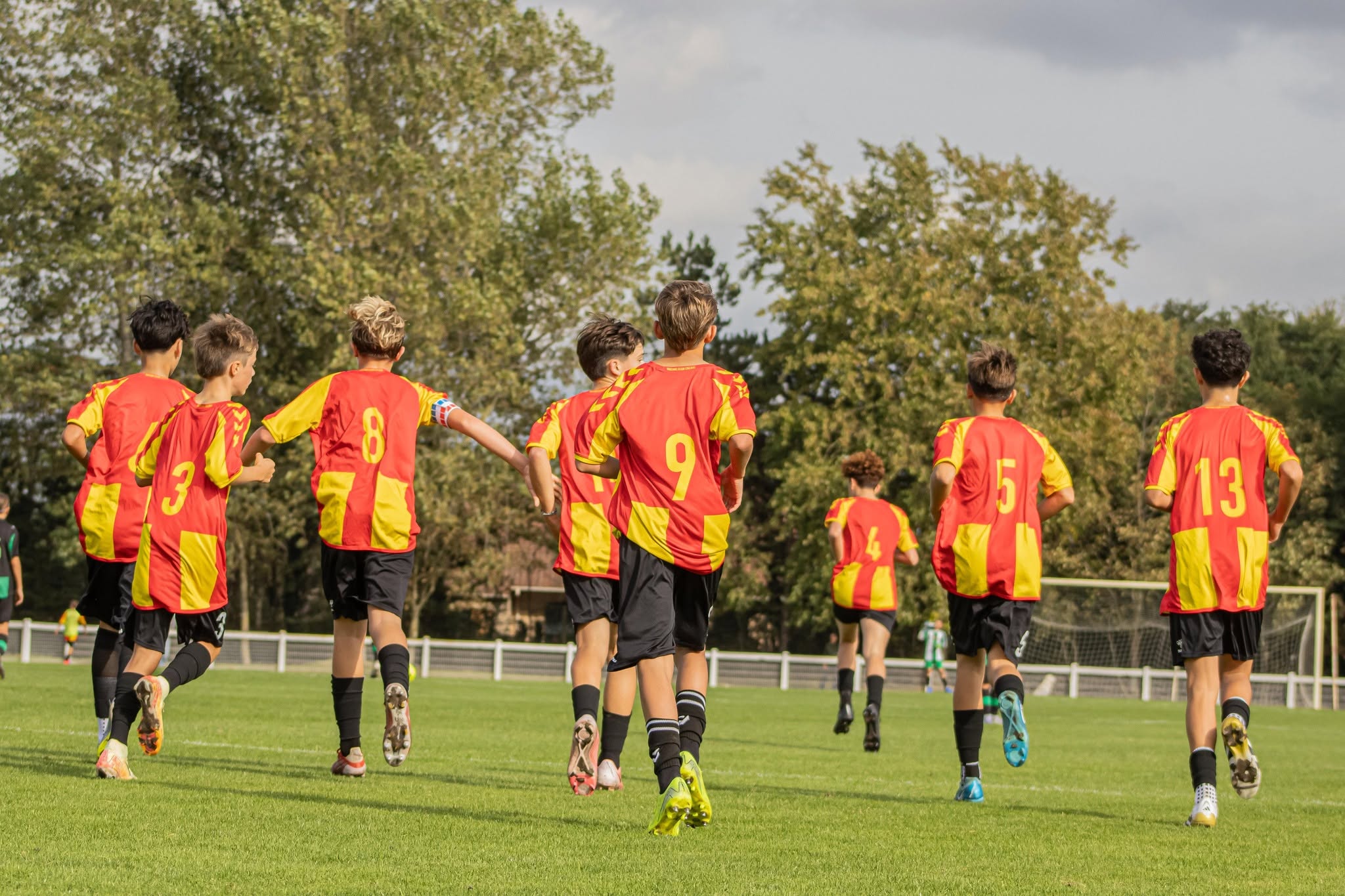 Les jeunes de la Formation Calais et Marck rassemblés sur le terrain