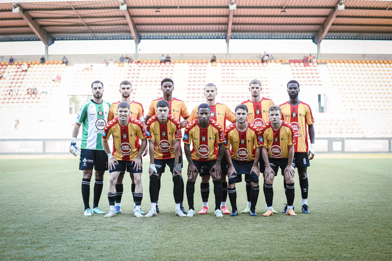 Les joueurs du RC Calais célèbrent la montée en National 3